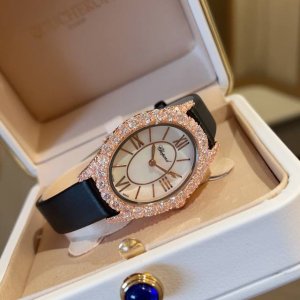 皮 Chopardl‘Heuredudiamant#系列腕表，采用品牌标志性“皇冠爪镶”工艺，以精湛技艺与风格为女性之美谱写出一曲奢美的颂歌，一如作品上镶嵌的耀
