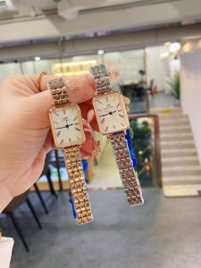 钢带 玫瑰金间枚 Dw 种草小红书爆款～～ 新款推荐Dw新款 ，表盘20Mm×26Mm～～石英手表！表盘厚度6Mm纤薄！携手国际名模Kendall Jenner