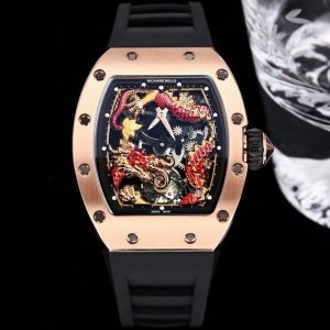 Richard Mille 理查米尔 Rm057 成龙盘龙陀飞轮腕表大胆运用全新性能的材质，延续奢华精致的时间艺术，将先进科技与精湛手工工艺完美融合，耗费无数个