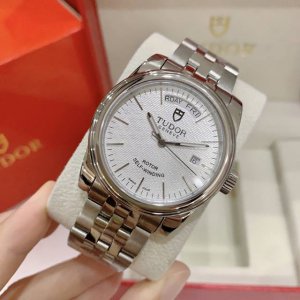 39Mm Tudor独特高雅视角完美重现，经典耐看，每一细节设计都独具匠心。复古时尚中散发优雅气质正是帝舵表的迷人魅力！以“卓越于心精致以形”为主题该腕表清晰硬