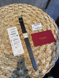 Factory 卡地亚 Cartier 坦克系列则推出tank Must腕表，表盘由经典罗马刻度显示 搭配must 系列方尖蓝宝石把头，表壳大小为中号：25.5