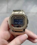 白 金340发货实拍，终于出货！小金砖，金色Gmw-B5000D-1Jfb5000 35周年方块钢带表 采用了极为用心的抛光和打磨，显得质感非常高级。经典的G-