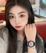 Fila斐乐 兔年主题手表安排上咯 国潮风的设计超酷 红紫的配色寓意大红大紫 的图案也很俏皮深得我心嘿嘿 硅胶的材质带着很舒服喔