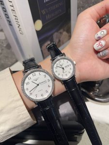 白 金 钢带20钻30 浪琴-Longines 情侣对表 原装进口石英机芯 矿物质玻璃镜面 316L精钢表壳 直径男40Mm女30Mm 厚8Mm如果今天的阳光停