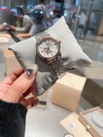 白 金 天梭Tissot 全新卡森臻我系列情侣对表，刘亦菲黄晓明倾情代言。臻我 寓意每时每刻做真实的自己。每一种身份，皆是兴之所至。每一年真我，都独具魅力。佩戴