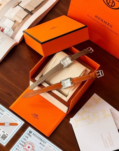 少量精品 Hermes Cape Cod 系列石英腕表 养马人都绕不开的猪鼻子腕表 时尚优雅的造型 搭配真钻刻度尽显奢华 好东西其实大家一看就懂 长方形猪鼻子表