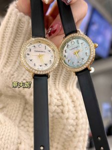 今天就给大家种草一款来自美国著名奢侈品牌Tiffany＆Co.新款腕表 它不仅是一款计时工具，更是时尚与品味的象征。 外观设计：简约而不简单，独特的方形表壳，更