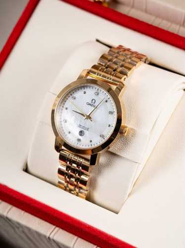 白 金330最新欧米茄 女表 原装进口石英机芯 钢化玻璃 316L精钢表壳 直径女30Mm 厚8Mm如果今天的阳光停止了它耀眼的光芒。那么你的一个微笑，将照亮我