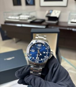 万元最强运动潜水表的不二之选，蓝盘康卡斯，这个蓝色看上去就非常沉稳，非常神秘，又有质感，又显高级之外它也是一个正装商务休闲运动都可以搭配的手表 我觉得浪琴这个牌