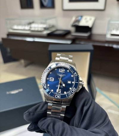 万元最强运动潜水表的不二之选，蓝盘康卡斯，这个蓝色看上去就非常沉稳，非常神秘，又有质感，又显高级之外它也是一个正装商务休闲运动都可以搭配的手表 我觉得浪琴这个牌