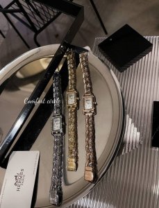 光圈 钻圈 爱马仕 女款nantucket系列 承载石英机芯 镜面17X23Mm 表带“自由散落状锚链”双排镶钻表壳 数字字面 搭配简式按扣方便佩戴 腕表显得简
