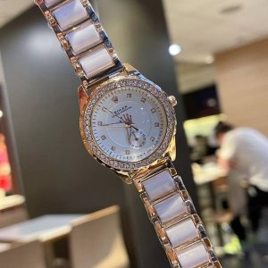 劳力士钻圈优雅气质陶瓷女士腕表，表壳独具匠心的创意、轻盈舒适，表链由符合人体工程学设计弧形陶瓷间钢链组成，完美贴合女性的纤细玉腕，尺寸 Mm