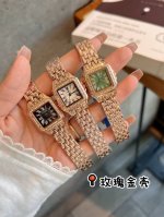 卡地亚 猎豹手表， 新款 是PanthèRe De Cartier猎豹所传达的美学风格。它线条流畅，魅惑动人，柔软服帖于腕间，宛若在肌肤上翩翩起舞。独特的造型彰