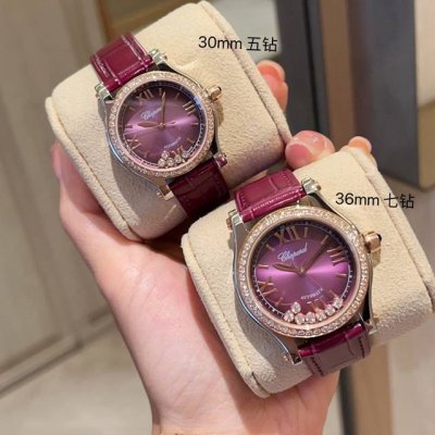 快乐钻Happy Diamonds 作为萧邦最门热最畅销的系列一以直细腻的手法诠释萧邦志标性灵动钻的石概念，此系列作柔品美而时尚，新款快乐钻的口圈弧形线条设计