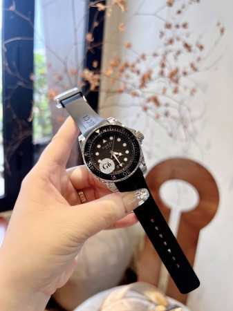 白壳 ，金壳 升级版↑原单品质，值得信赖 古驰 Gucci新款中性潜水表，时尚不失大气，男女皆宜，40 Mm表径，以品牌标志性“猫”图案和夜光显示为表盘。应用不 - 点击图像关闭