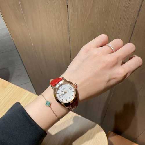 Jaeger-Lecoultre 积家爆卖女款年度最佳款 蓝宝镜面不怕花，进口机芯走时准 尺寸：33Mm 厚度：10Mm 家人们，闭眼入