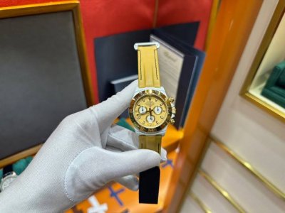 Tw劳力士宇宙计时迪通拿系列之碳纤维定制版，腕表不仅佩戴轻便，外表坚硬。且每一只腕表都拥有独一无二的碳纤花纹材质。 表壳 腕表尺寸40X12.4吻合原装。实力铸