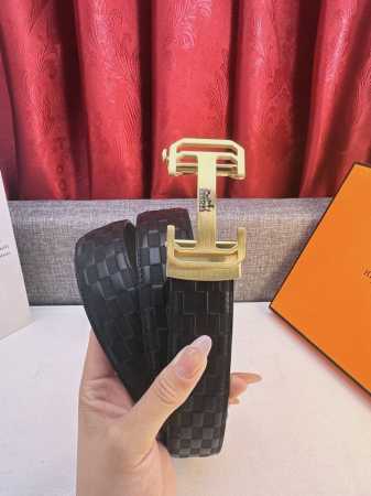 特 品牌： 爱玛士 新款进口3. 5自动扣头层小牛皮，手感细腻柔软。搭配纯钢自动精品钢扣，男士必备！宽度： 3.5Cm自动钢扣头层牛皮皮带 - 点击图像关闭
