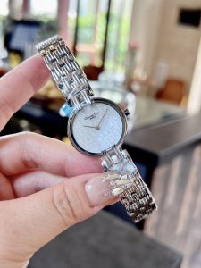 日本中古宝藏手表 Dior迪奥时尚魔头女表，上手巨推啊～变盘尺寸28Mm不大不小，简直是女生的最爱是～珍珠贝母面，带上特别显气质～浓浓的中古风