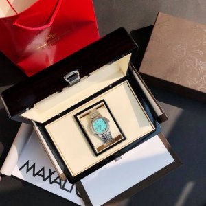 百达翡丽Nautilus 鹦鹉螺 系列腕表俗称“钢王”，结构坚固、个性独特，价格P相对于其他款式的Pp来说，也不算太过昂贵。这款5711 1A 不锈钢腕表是一款