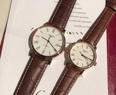 发货实拍，Longines浪琴瑰丽系列情侣腕表此款腕表采用自动上链超薄机械机芯，独特设计字面， 316精钢表壳，耐刮蓝宝石玻璃镜面 精钢表带--三折式安全表扣和