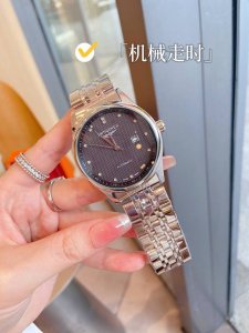 浪琴新款浪琴经典爆款男士机械腕表，手表整体设计简约大方，休闲商务均适合佩戴，表盘直径:40Mm，厚度：11.5Mm，搭配石英机芯机械走时，，配优质钢带蝴蝶扣，有