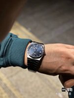 天梭X硅胶表带超级玩家最新款龚俊同款男表， 摩登前卫，唤醒经典系列的不巧生命力。以当代设计栓释经典，垂直拉丝和抛光处理相结合的工艺令全新X系列腕表质感更显柔和流