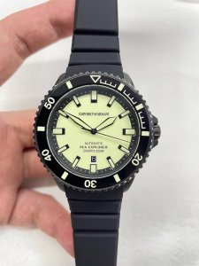 暗夜锋芒 深海潜行 Ar60085 阿玛尼全夜光机械潜水表 42.5Mm暗黑征服者！ 全夜光字面，黑夜中依旧清晰夺目； 蓝宝石玻璃+ 螺旋式把头，无惧深海压力；