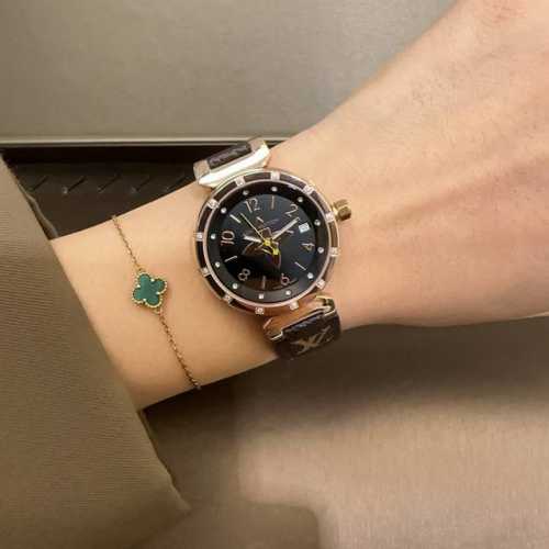 lv 路易威登 三针女款超火款蓝宝镜面，进口石英，不锈钢316精工外壳，整体好看，显得格外优雅！