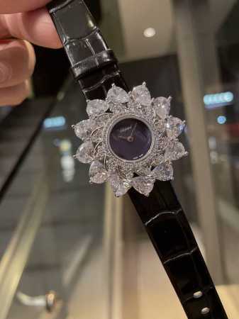萧邦-Chopar D 高级珠宝系列腕表 瑞士石英机芯 表壳直径约38Mm 厚度约9Mm 以璀璨的花朵造型，由钻石珠宝点缀而成的表壳，搭配上彩色表带，使钻石花朵 - 点击图像关闭