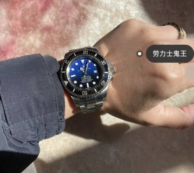 劳力士Sea-Dweller鬼王 44Mm副本的精华，并行代购版鬼王Sea 表壳为精钢 达到与正品一致，原装工艺陶瓷圈口，立体刻度圈，对版淡蓝色夜光，搭载283