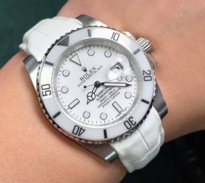 劳力士顶级玩物毒货，不喜欢撞款街表水鬼的你，他绝对是你的知音。用劳力士最经典的潜航系列水鬼作为原型，经过圈口的二次改装，然后镶嵌顶级天然皓石，大闪亮，难度极高，