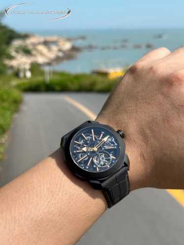 Bvlgari 宝格丽 Octo Roma 镂空飞轮腕表,搭载进口高端全自动机械 。这款全新腕表沿袭了宝格丽Octo标志性的八角形设计，简约而充满力量，方中带圆