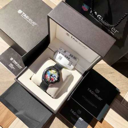 新款Formula 1特别版，石英款！盘面装饰名为Monopi的小银行家形象，他脸上蒙着红色丝巾，手里显眼的腕表、一副夸张的神态，～41Mm的直径，可旋转表圈镶 - 点击图像关闭