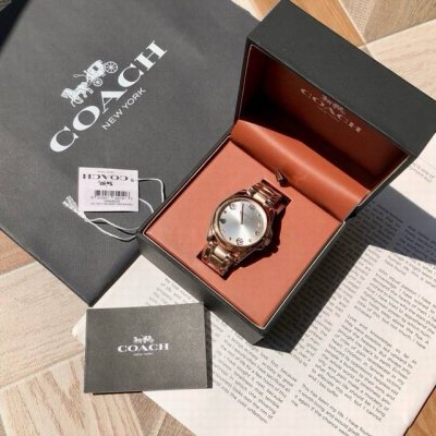 Coach蔻驰Greyson系列石英女士腕表，融合精湛设计与高实用性，优雅女性化细节的同时保持简约摩登风格，商务与休闲场合均适用，搭配优雅配色方案，堪称经典传承