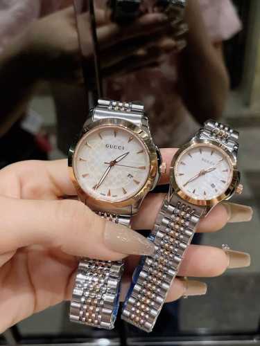 白壳 枚金 。古驰 Gucci G-Timeless 系列再添新成员，这款腕表搭配同色调的银色亮光表盘，尽显高雅品味。表盘中央饰以 Gucci 经典logo 图