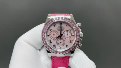 最强四美代用盘来袭 独一档玉髓双层工艺 40S的厚度双层切割 报废率极高 平均6片才能得到一片完整的玉髓盘 高光打磨弧形罗马钉 让每个角度看都有反光效果