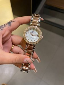 间枚 品牌:欧米茄--Omega爆款来袭女神时尚超前石英腕表，原装机芯，矿物质超强玻璃镜片，日历＋钢带蝴蝶扣。手表整体设计简约而不失雅致，更是让细节彻底的完美呈