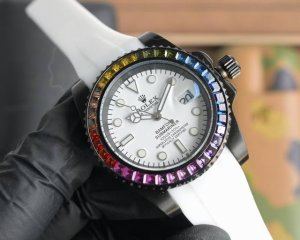 新品 劳力士顶级玩物毒货，不喜欢撞款街表水鬼的你，他绝对是你的知音。用劳力士最经典的潜航系列水鬼作为原型，经过圈口的二次改装，然后镶嵌顶级天然皓石，大闪亮，难度