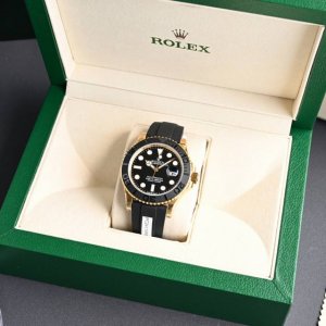 劳力士游艇名仕型包金版新款42Mm 最高品质 重量145克左右。通体18K包金 厚度5Um，也就是大家俗称的“金游艇”“白游艇”。Cerachrom黑色陶瓷表圈