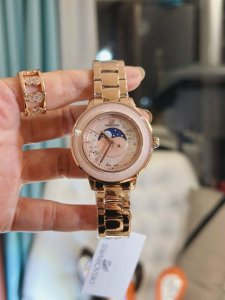Swarovski 新品满天星月相 奢华的腕表产自瑞士，采用星辉设计，璀璨闪耀，呈现非凡工艺,珍珠母贝表盘上缀以透明仿水晶，犹如夜空中的星系。月像机芯镶嵌在仿水