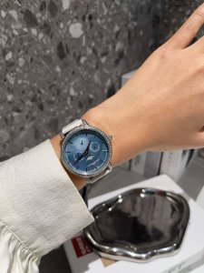 新品 江诗丹顿 女士万年历 5T 当高级制表的复杂功能邂逅女士时计 优雅被重新定义~ 多年以来 #江诗丹顿一直在适应女性不断变化的风格和愿望 为他们提供与生活方