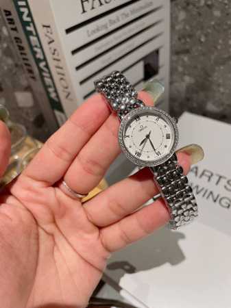 白 .金 钻+30 欧米茄 Omega 精品女神水滴系列腕表。精致唯美的设计，让您的美丽无处不在，也将华丽与经典融合，创造出惊艳巨作，表盘清新淡雅，色彩的格调将 - 点击图像关闭