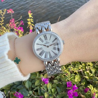 Omega Omega 欧米茄名典系列最好的质量！把头，后盖细节部分都下了心思进口机芯，高端女表精致又百搭超耐看，美美镶钻，尺寸：33Mm ，厚度：10Mm市场