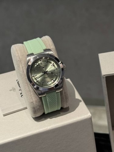 白壳 玫瑰金20钻圈30 浪琴康卡斯悦动系列新色新表盘胶带款 女装34Mm尺寸，同色胶带表带，316精钢材质，一圈一壳，Cnc精工艺打造拉丝抛光处理过渡流畅质感