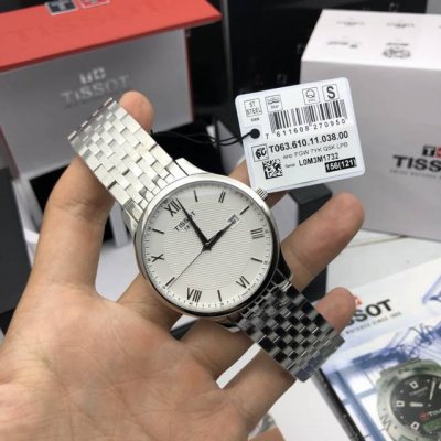天梭T063俊雅系列，简约的表盘设计，表径42Mm，约7毫米超薄表盘，上手舒适！简单优雅的设计深受消费者喜爱，原装瑞士Eta石英机芯，稳定性毋庸置疑，蓝宝石镜面