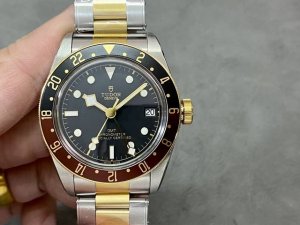 Zf为帝舵Gmt大家族新增了一枚“沙士圈”腕表，整体配色更加沉稳，彰显复古型格。 腕表型号：M79833Mn-0001 整体间金材质打造，对于追求奢华感但不想太