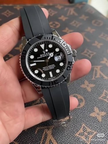 劳力士226659白金游艇 白金的表壳，乍一看平平无奇 细看亮晶晶的特别有质感，这是贵金属的魅力 经典的黑色表盘，穿搭无压力 出席正式场合会很显气质 同时，胶带