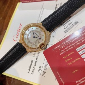 New新款卡地亚蓝气球系列！单排钻石四角钻进口荔枝纹皮柔软舒适 最新款珠宝镶钻真钉设计风格贝壳面镶钻表盘、浮现出奢华效果 实物超美瑞士石英机芯尺寸36Mm.镶钻