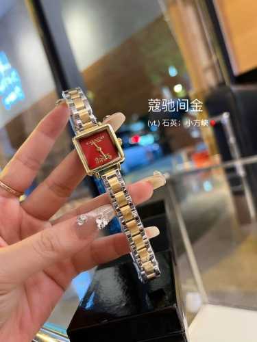 Coach 蔻驰cass系列茶玫瑰表盘双按扣石英手表女表小方糖小方表。 立体感茶玫瑰搭配个性方形表盘，优雅时尚，设计感小巧精致 表壳材质：镀金钢。 机芯材质：石